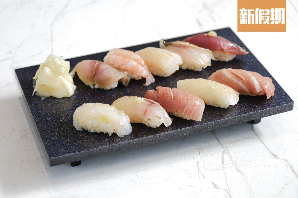 foodfiesta Omakase套餐8包括了10件壽司，例如長崎大拖羅、 東京金線錭、鰤魚 、鏗魚、北海道鮫鰈、鯖魚、富山灣白蝦、 北海道帶子及甜蝦、竹籤魚。