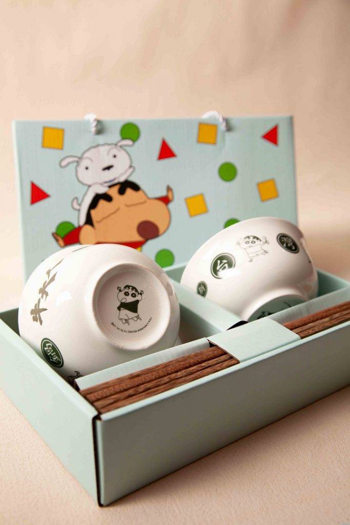 牛大人 碗筷餐具套裝 換購價一套包含兩個陶瓷碗及兩雙筷子，配搭蠟筆小新造型碗具。