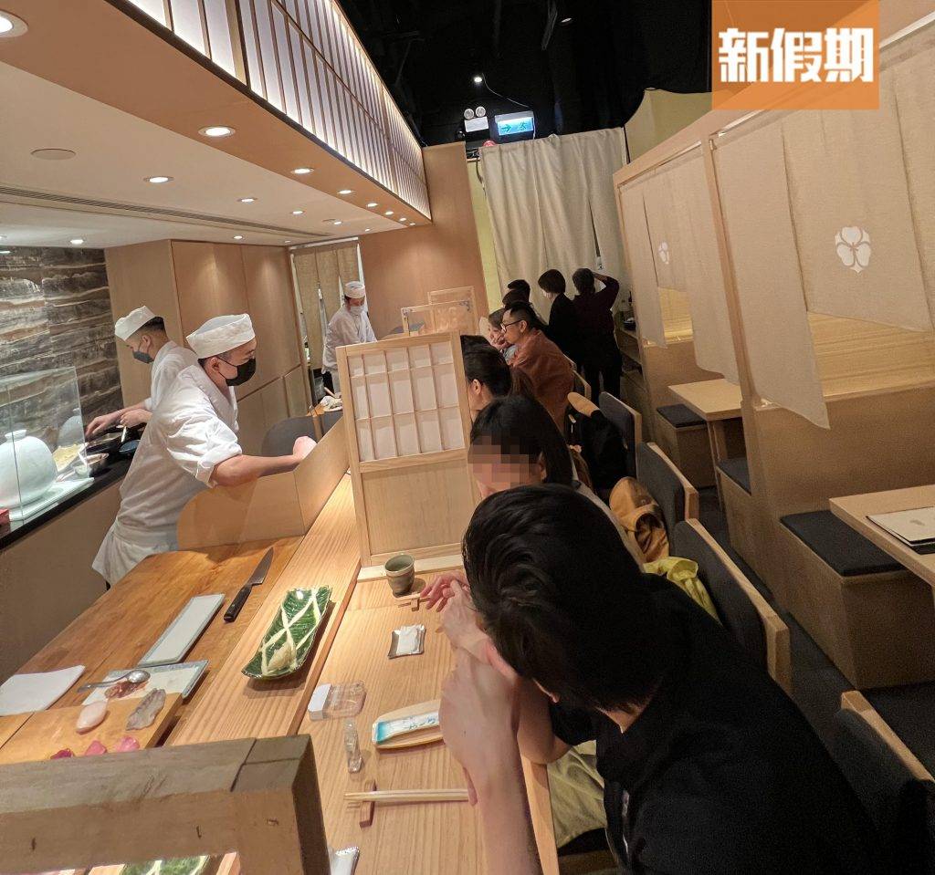 尖沙咀omakase 全店坐位有限，主要以壽司吧枱為主，也設卡座。餐廳跟另一道串燒店相通，故偶爾傳來類舖的壽音。