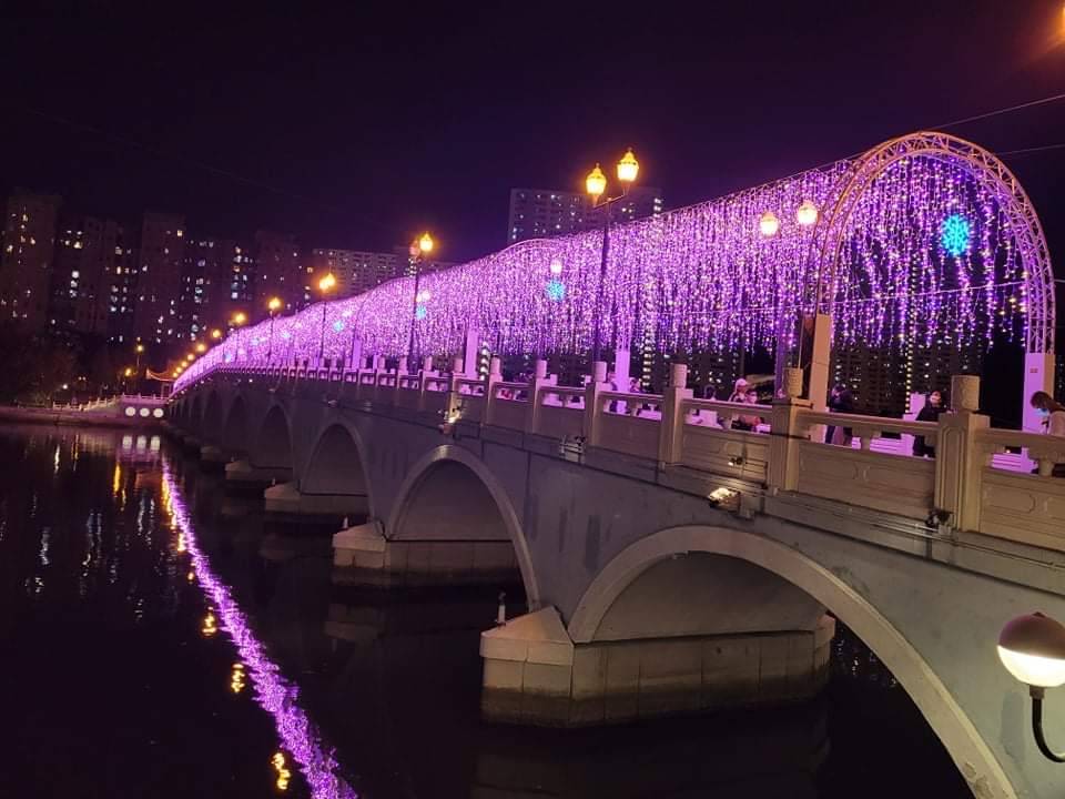 燈飾喺河水嘅倒影令景象更迷人（圖片來源：FB@Joey Ng）