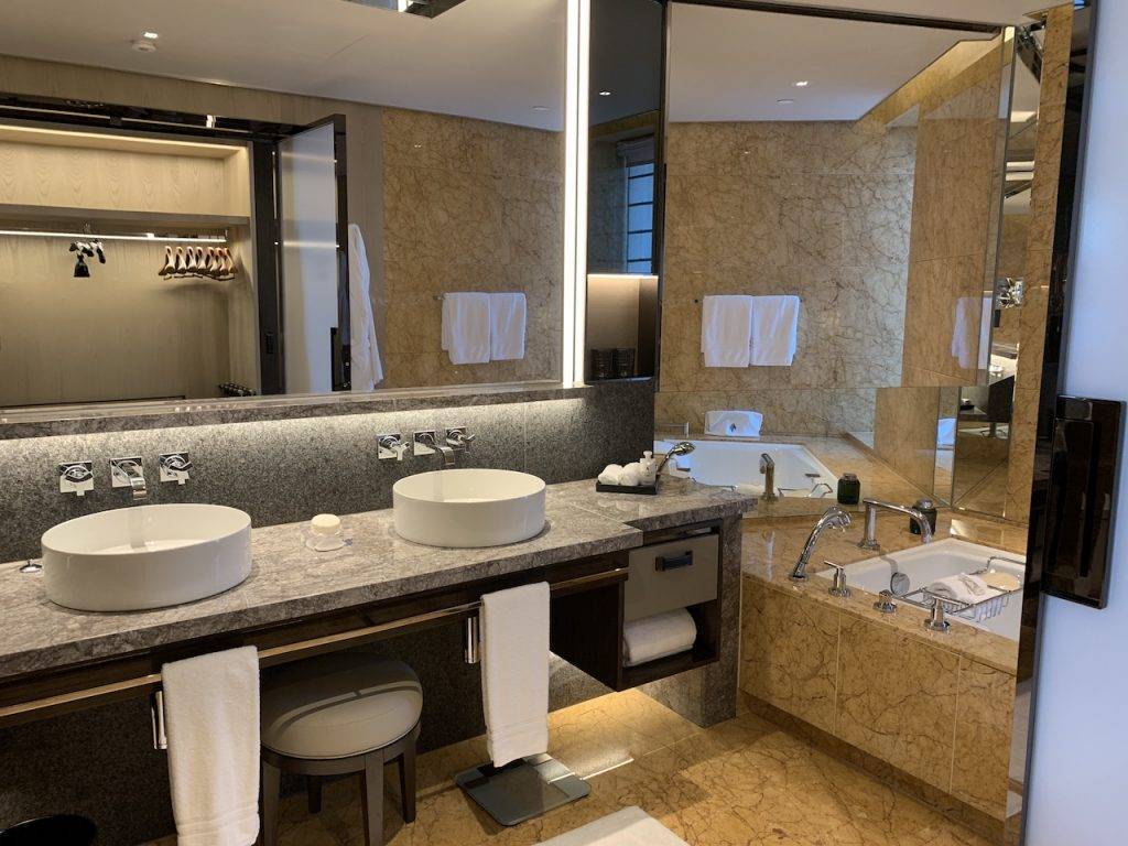 四季酒店 雲石裝潢浴室，更設有雙洗手盆，非常方便！浴室內也有多面鏡子和化妝鏡，更有Dyson風筒，值得一讚！而大門另有一個客用洗手間。