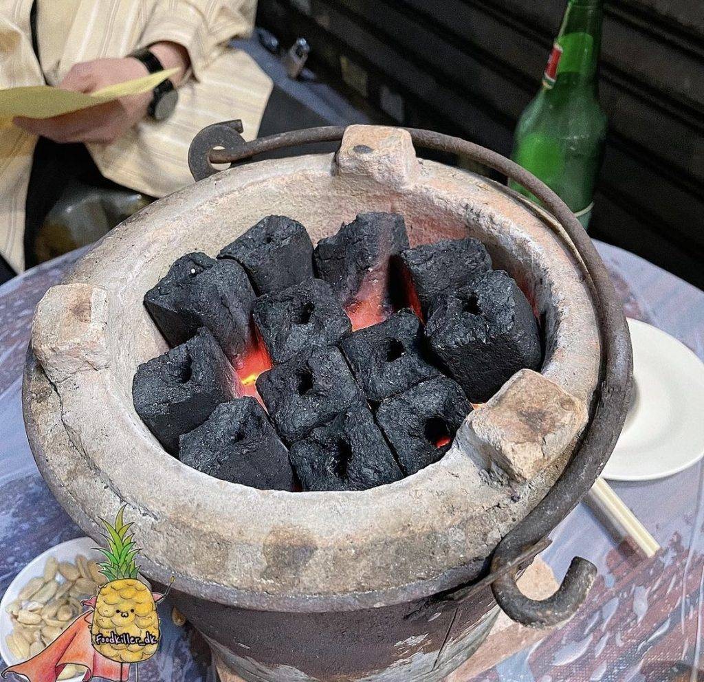 金和記海鮮菜館 其中最為出名的是炭爐火鍋，先會底部放2塊磚塊固定位置，再放上高身的炭爐，職員也會不時加炭。
