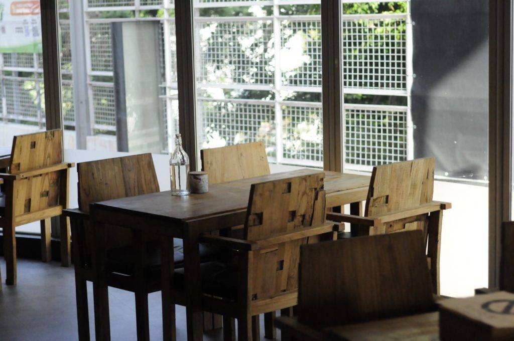 全店放置木製桌椅，每張均是人手製成，每張都是獨一無二。