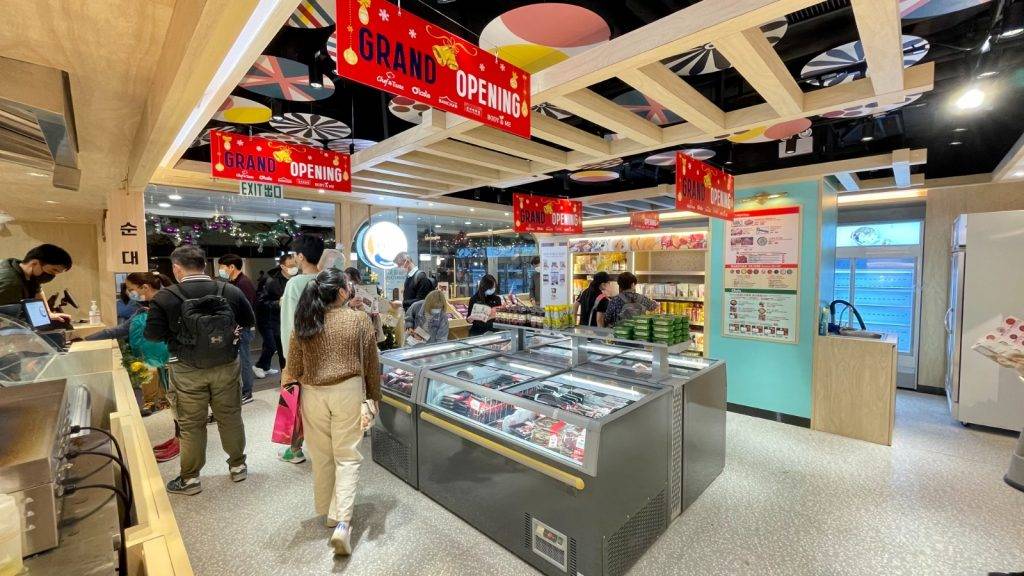 新世界韓國食品 新店面積雖然不比北角分店大，不過熟食、冷櫃、零食都有！