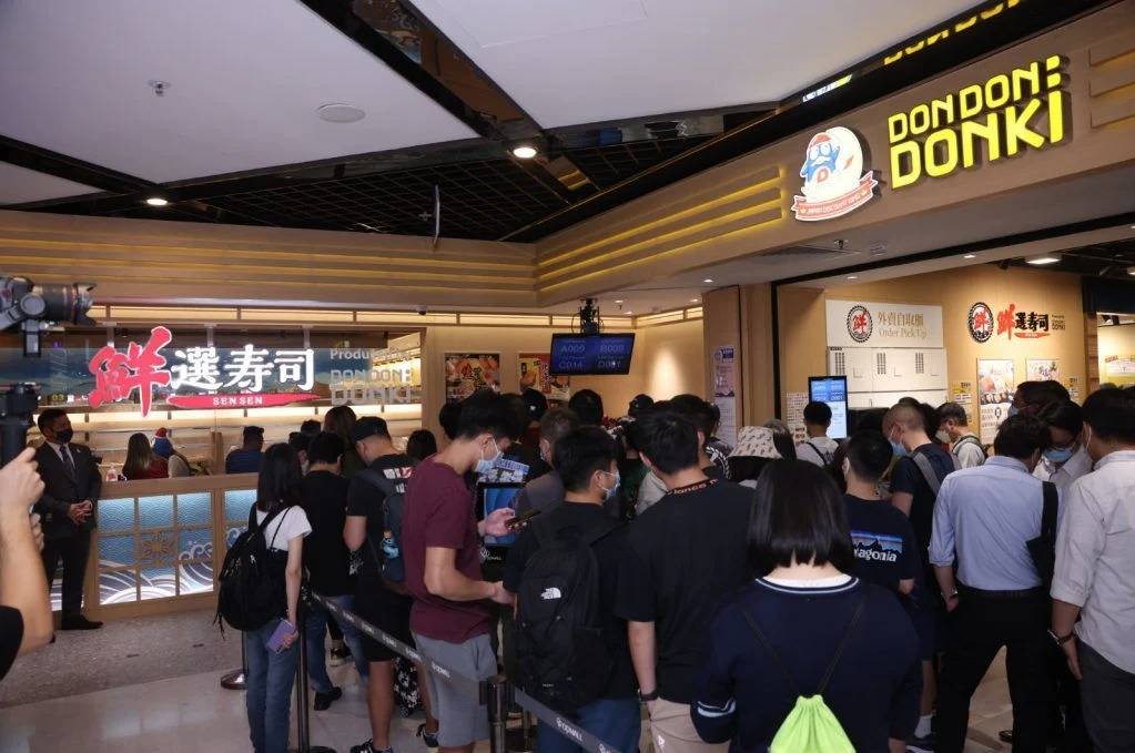 鮮選壽司 這間DONKI迴轉壽司店於去年10月在荃灣開了全球首店後大受歡迎，首日開幕2小時後已經要截龍！