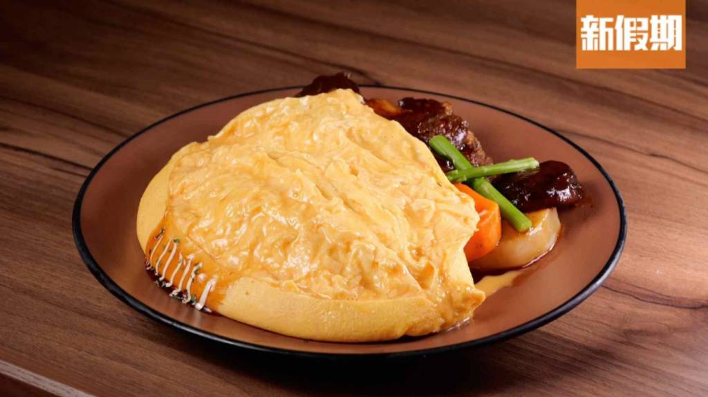 宵夜 牛助骨蛋包飯餐廳：Banchan&cook）每份蛋包飯用上4-5隻北海道蛋製作，再配上入味軟腍的牛助骨而成。