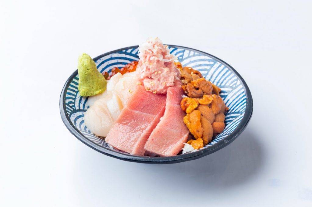 森戶morito 五重爆丼 $268荃灣店限定）包括拖羅、拖羅蓉、三文魚子、帆立貝、海膽。