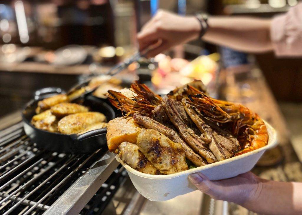 自助餐 客人可以在熱食區內挑選自己喜歡的食物