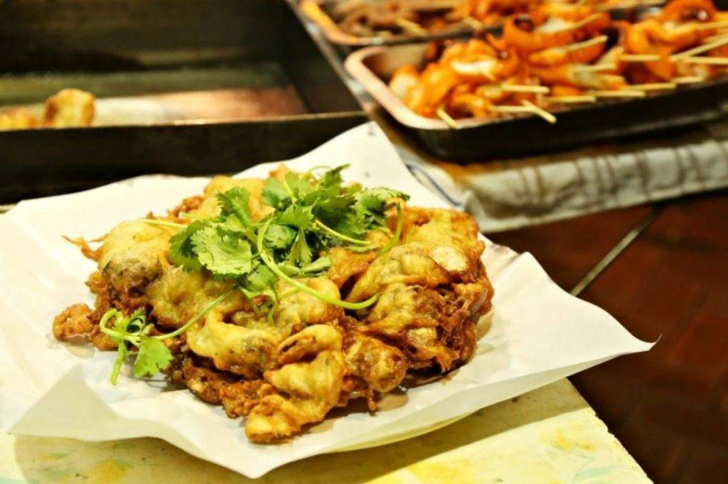 宵夜 炸蠔餅餐廳：香港街頭小食風味） 嗜辣之人亦可考慮配以秘製辣椒醬，十分惹味！