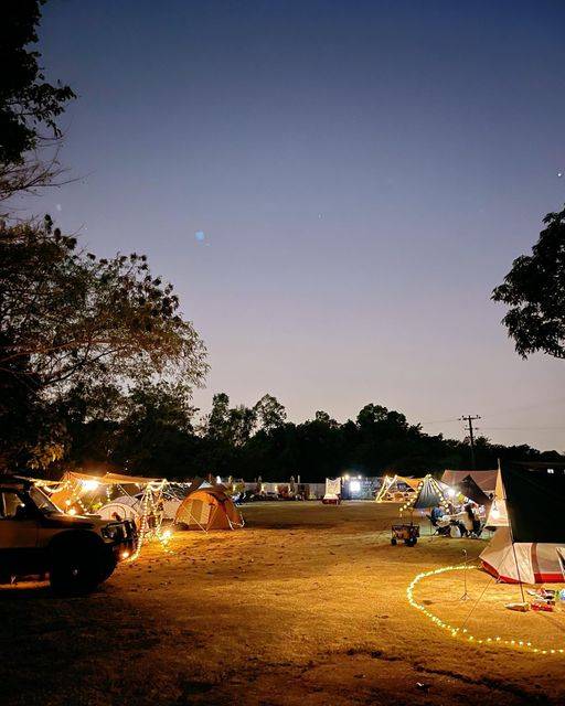 露營地點 營友可借用裝飾燈泡裝飾自己帳篷。
