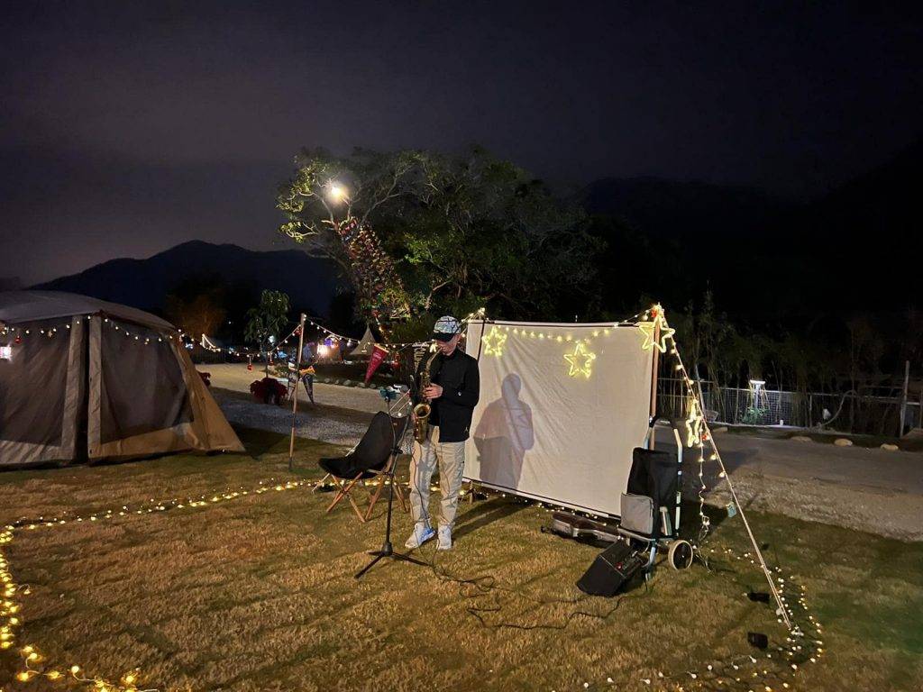 露營營地 不定時會有唱Live & 戶外戲院。