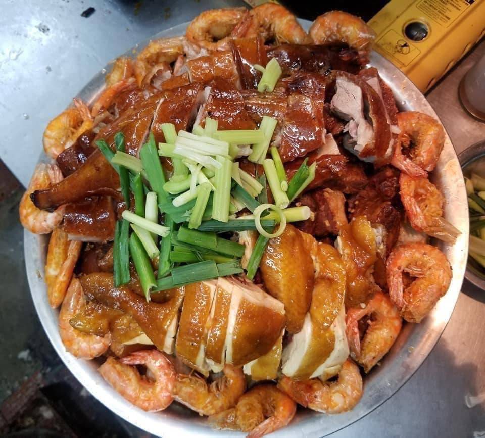 元朗盆菜 燒鵝、海蝦、龍江雞堆得滿滿，讓人食指大動。
