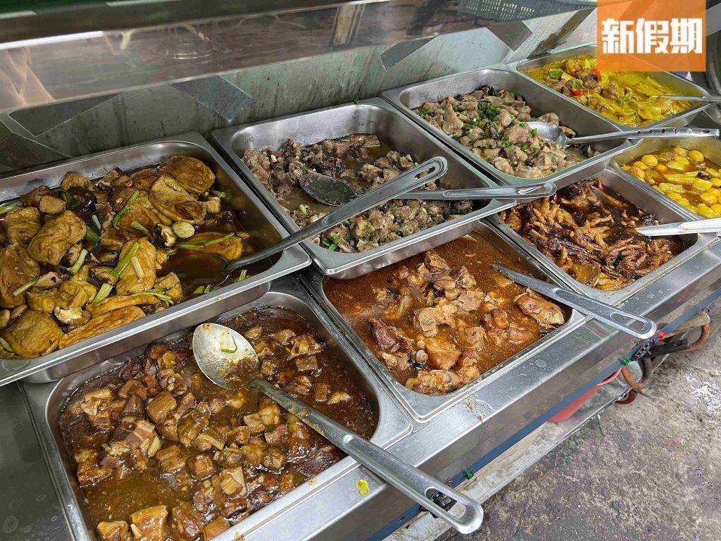兩餸飯 自助餐款式有約20款，例如豬手、魚蛋豬皮、豉汁排骨等，每日均有不同。