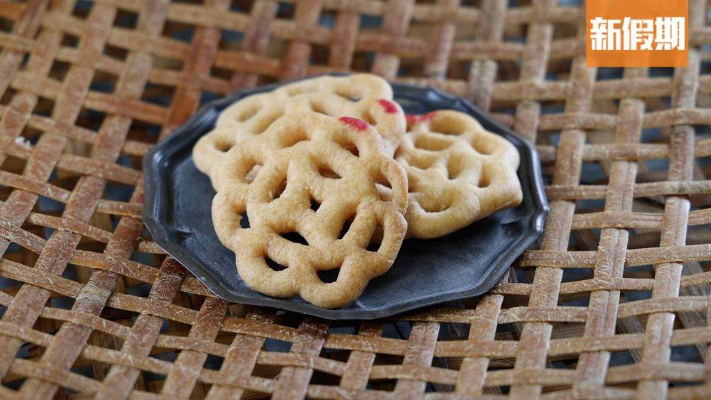 坤記糕品結業 糖環糖環製作考工夫，目前香港已經罕見，用模型片出糖環，比起坊間用模印印出，更加薄身脆口。 