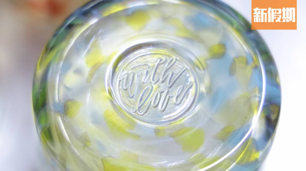 吹玻璃 於杯底位置刻字較不顯眼，屬於低調的浪漫。