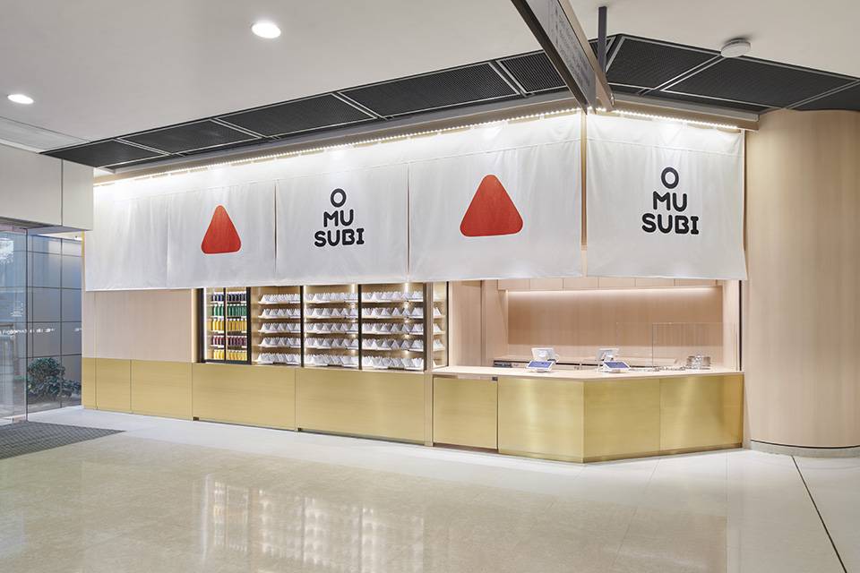 華御結 IFC店裝修簡約，紅色三角形商標醒神悅目。