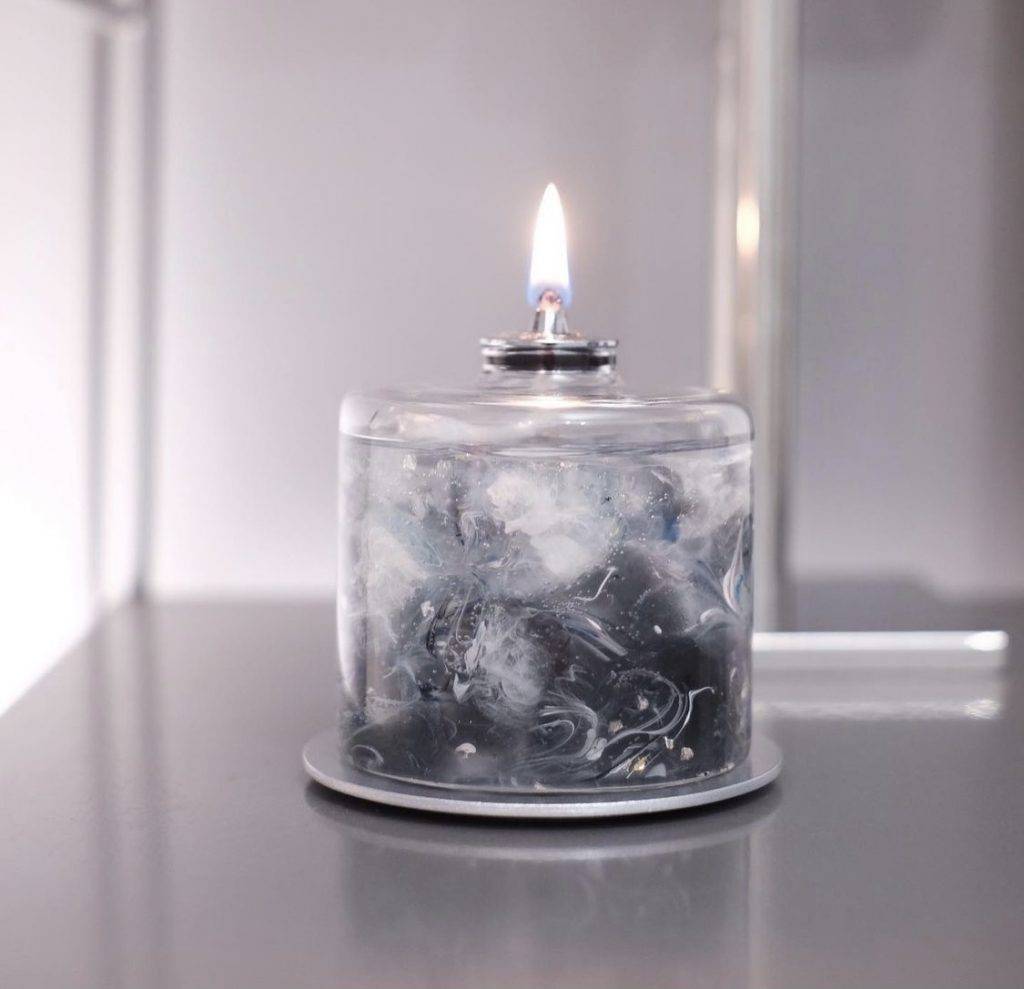 油燈入面由學生製作的蠟製琥珀糖不會耗損，只會消耗頂層透明的燃油，因此成品都能長久保存。（圖片來源：Instagram@acureforgravity.candle）