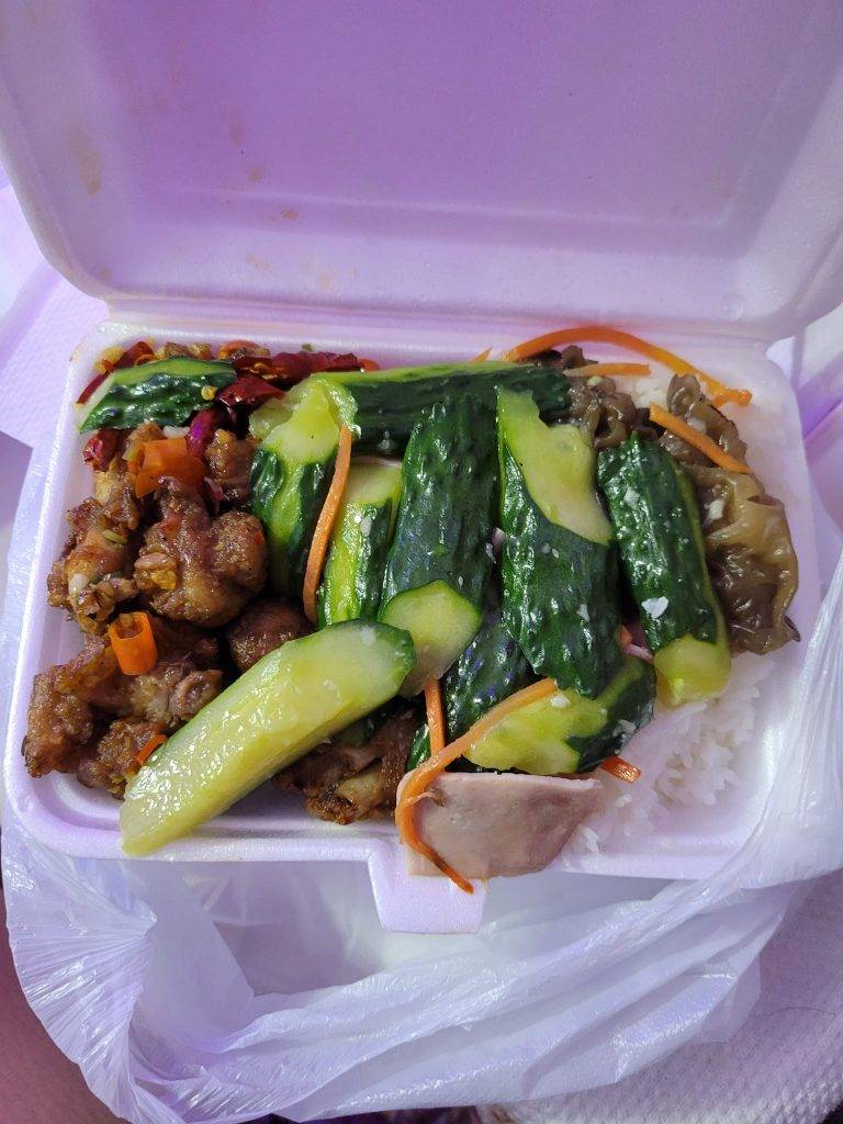 網民在佐敦岱民買的兩餸飯也滿瀉。（圖片來源：Facebook@香港兩餸飯關注組）