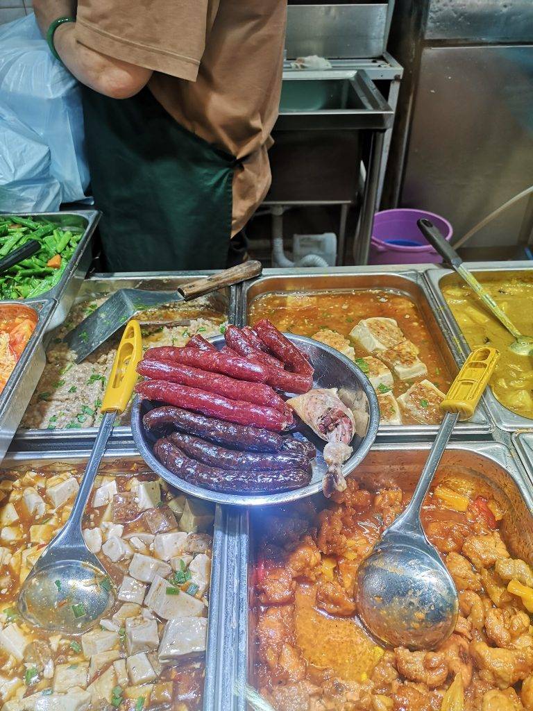 各分店餸菜都稍有不同，屯門建生店有臘腸！（圖片來源：Facebook@香港兩餸飯關注組截圖）