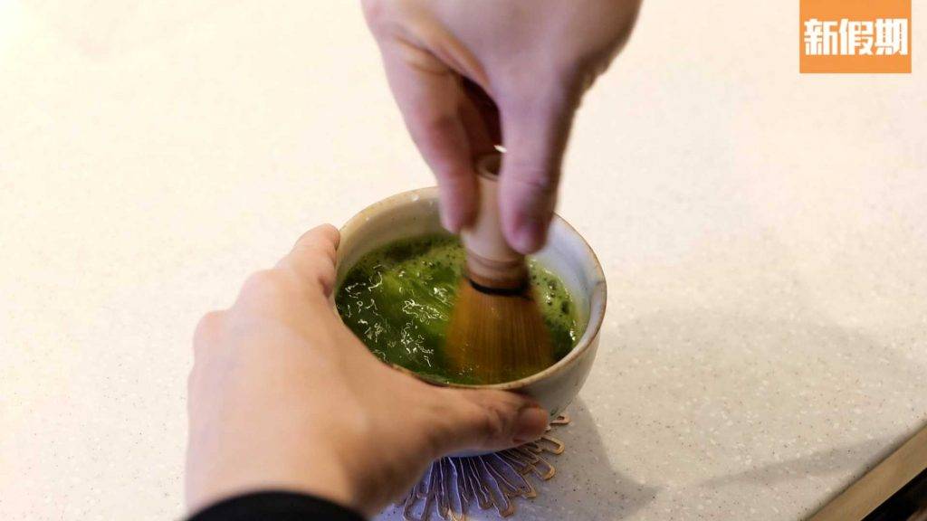 THE MATCHA TOKYO 茶師再使用奈良高山製的 100 條竹穗茶筅來沏茶。