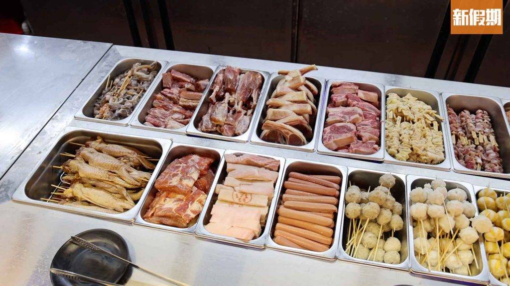 燒蝦蝦 串燒區有各項肉類、丸類和蔬菜，款式多達20幾款