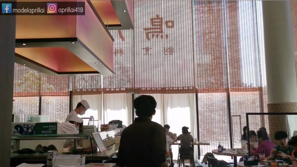 餐廳內有四面落地大玻璃，採光度十足！（圖片來源：Youtube＠April Lai）