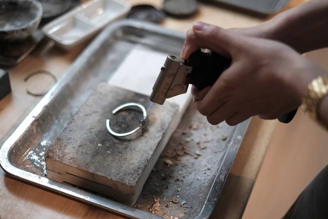 情人節禮物 體驗班內會教授製作金工飾物的傳統技法，包括退火、塑形及打磨等的步驟。