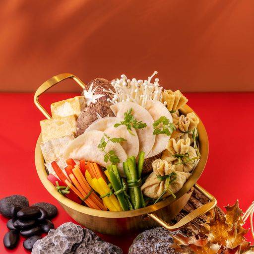 盆菜 「素．聚滿盆」包括多款天然食材，同時也有「土生花」的招牌菜。