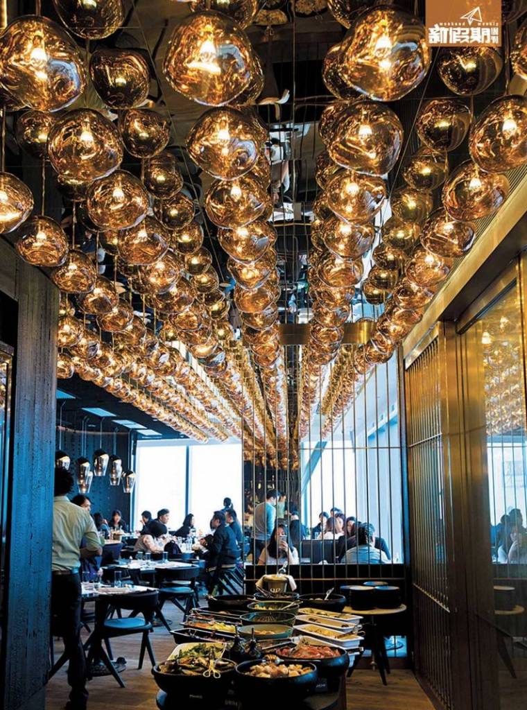 海景餐廳 乘坐升降機直登31樓，步進餐廳就已有200多盞Melt燈泡在迎接你。