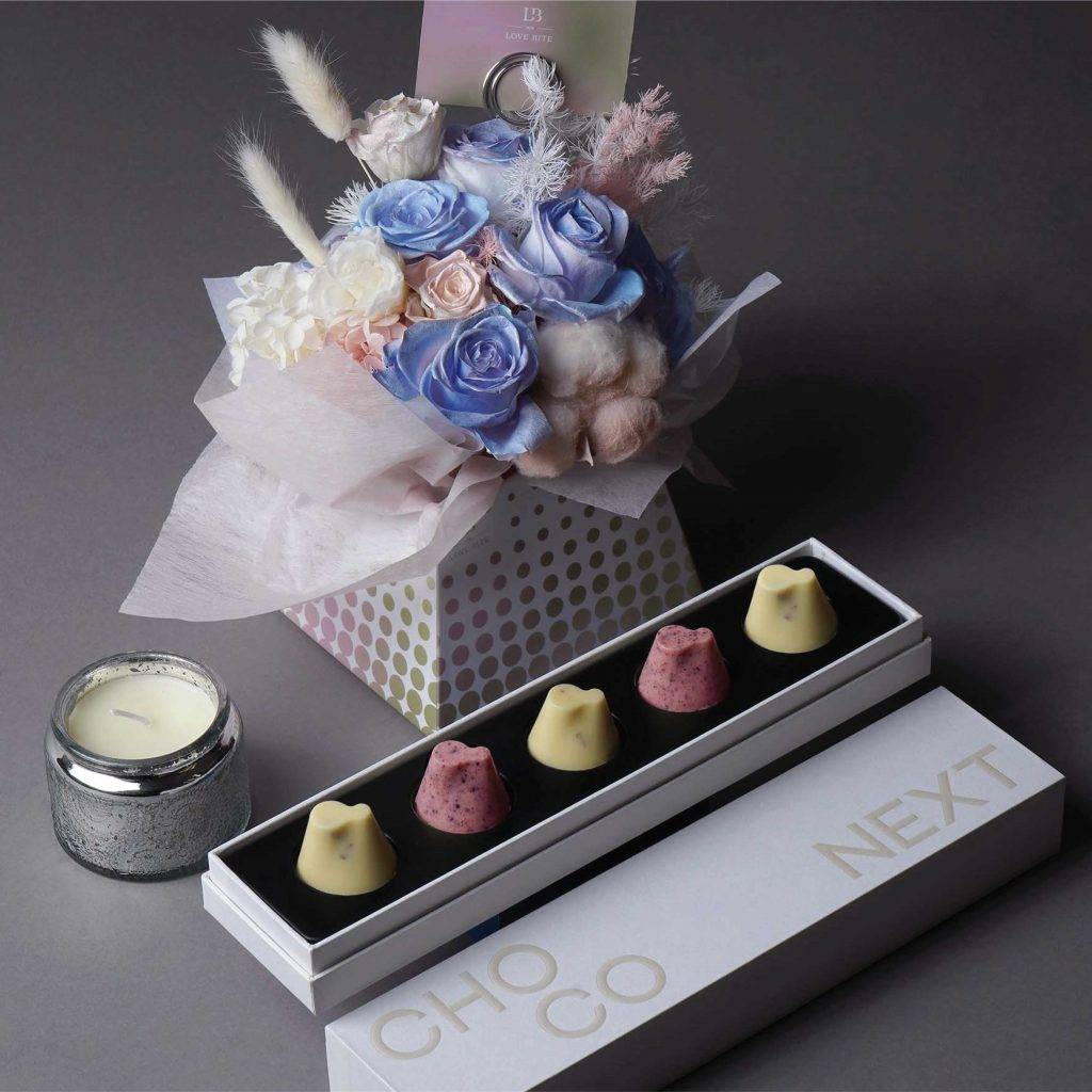 情人節禮物2022 情人節限定聯乘心意禮盒特意選用白朱古力，分別為白桃提子及藍莓乳酪，還有蠟燭。