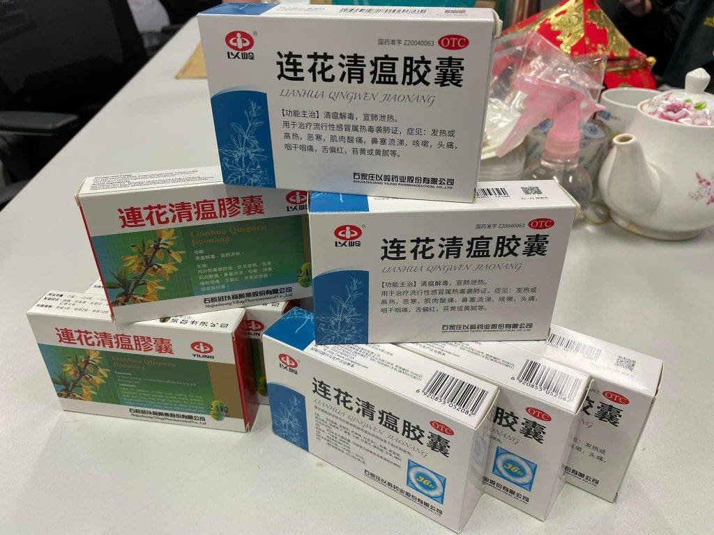Omicron確診 新冠肺炎 謹記經香港衞生署註冊的「連花清瘟膠囊」是圖左綠白色盒的繁體字包裝，千萬不要學議員入錯貨。