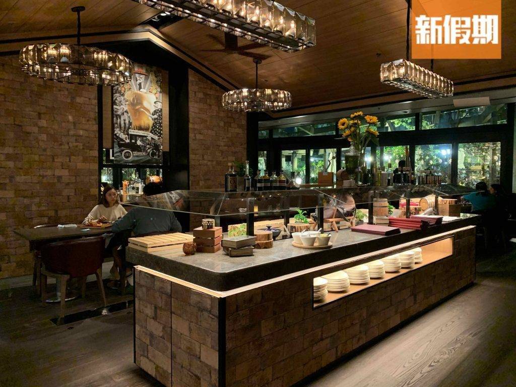 扒房餐廳 37 Steakhouse & Bar可飽覽香港之巔的山頂。