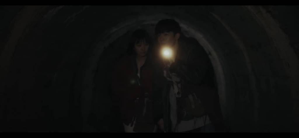 Ian 兩位主角並非真正在洞內拍攝，只是在洞口安全範圍來回行走了10多次