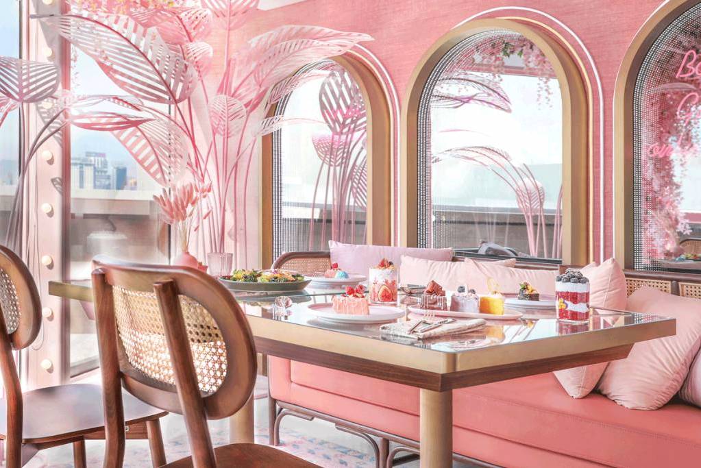 海景餐廳 灣仔JAJA全粉紅色裝潢極為開心又繽紛，一整排無遮擋的玻璃窗可以俯瞰維港景色，打卡一流！