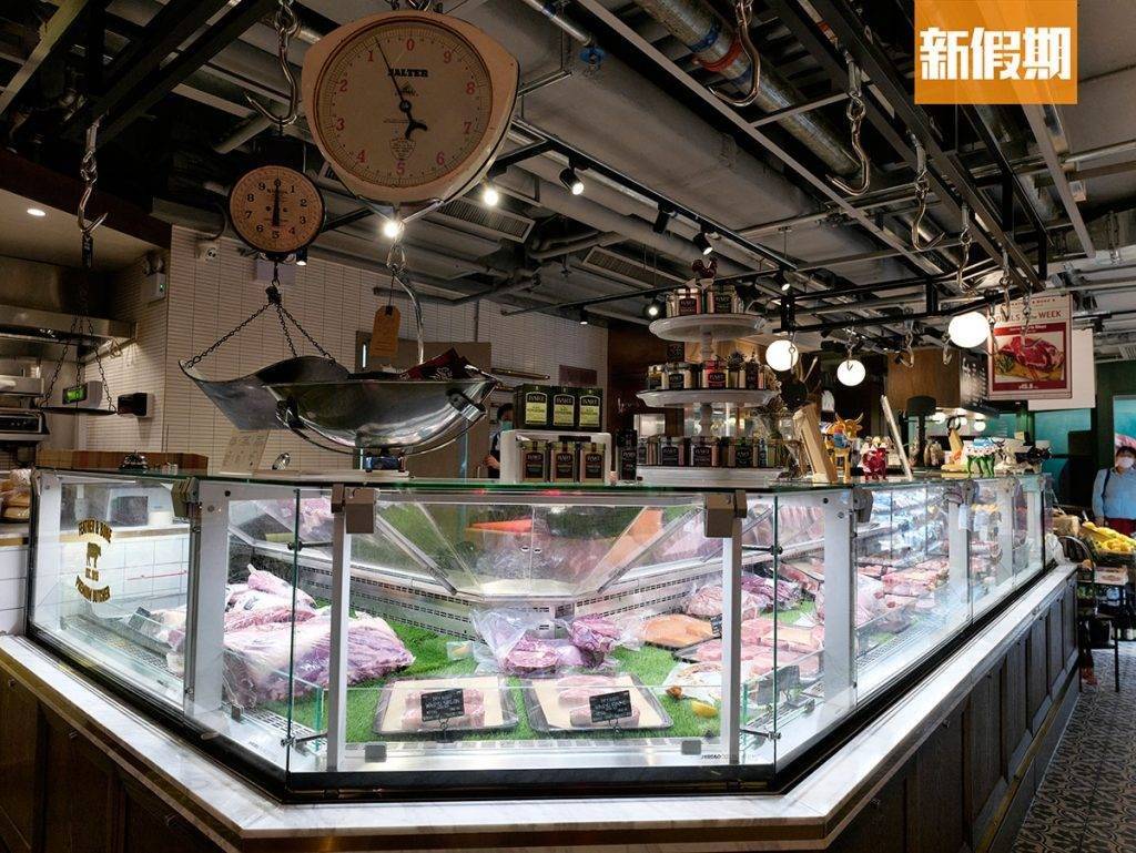 扒房 店內設偌大凍肉櫃，客人可在凍肉櫃親自挑選牛扒，選擇在家或於店內享用。