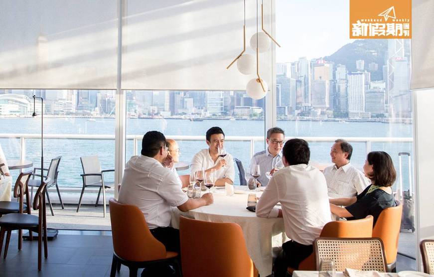 海景餐廳 香港店是全球唯一一家坐擁海景的分店，海景開揚，基本每個位置都可以望到海。