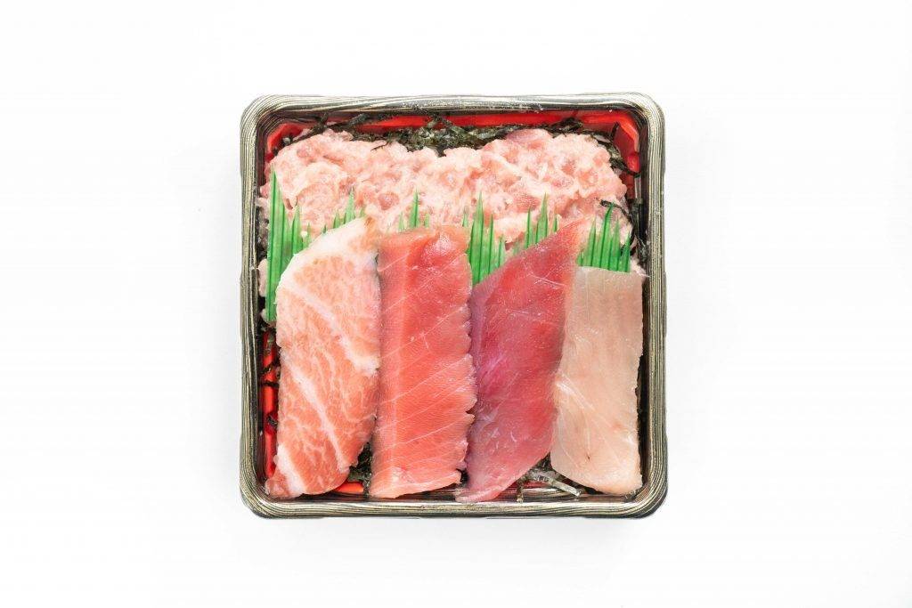 壽司外賣 極上呑拿魚散壽司 $120 有大吞拿魚腩、中吞拿魚腩、吞拿魚、長鰭吞拿魚腩及葱花吞拿魚，款款油脂分佈平均，超鮮美。