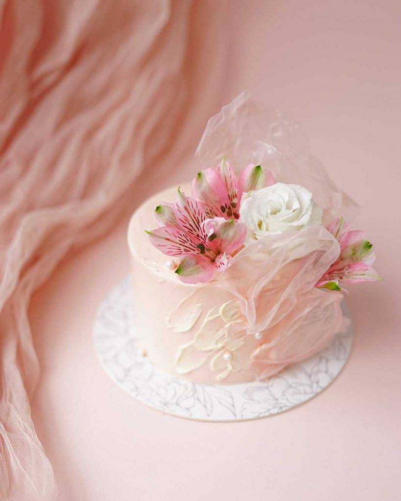 情人節蛋糕 Love Momentum 0為淡粉色的蛋糕插上以小百合及白桔梗設計的花藝作品，在可食用的米紙烘托下，少女感爆發！