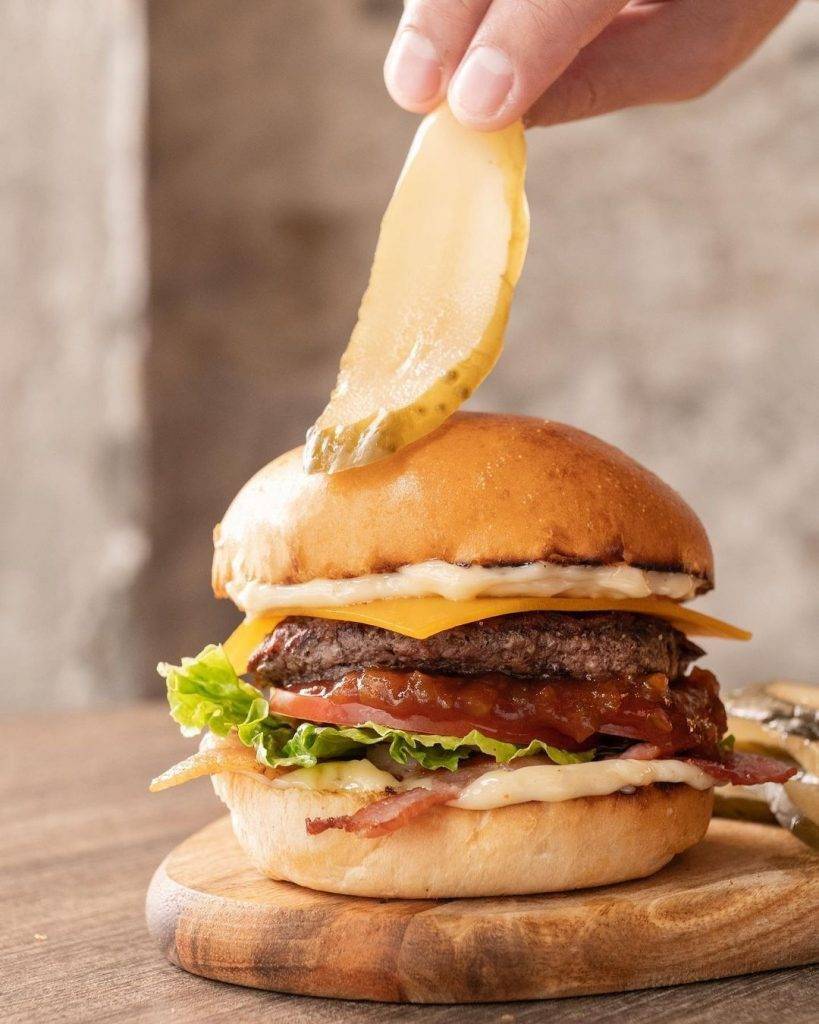 漢堡包 Bacon Cheddar Burger
漢堡包面上鋪上酸瓜，脆口而醒胃，芝士半溶，陣陣芝士香味。