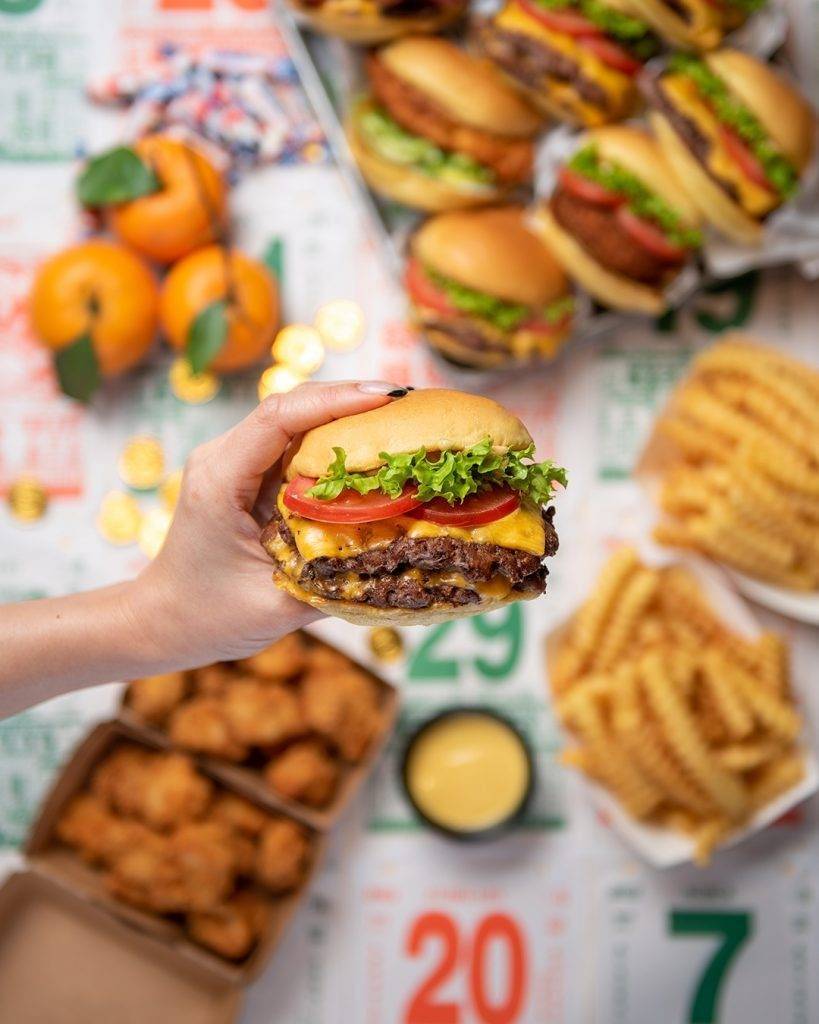 漢堡包 漢堡包推介｜ShakeBurger是店舖的招牌漢堡以全天然的安格斯牛肉打成的漢堡扒，煮至半熟，配搭芝士、蔬菜、薯仔麵包，味道清新討喜。