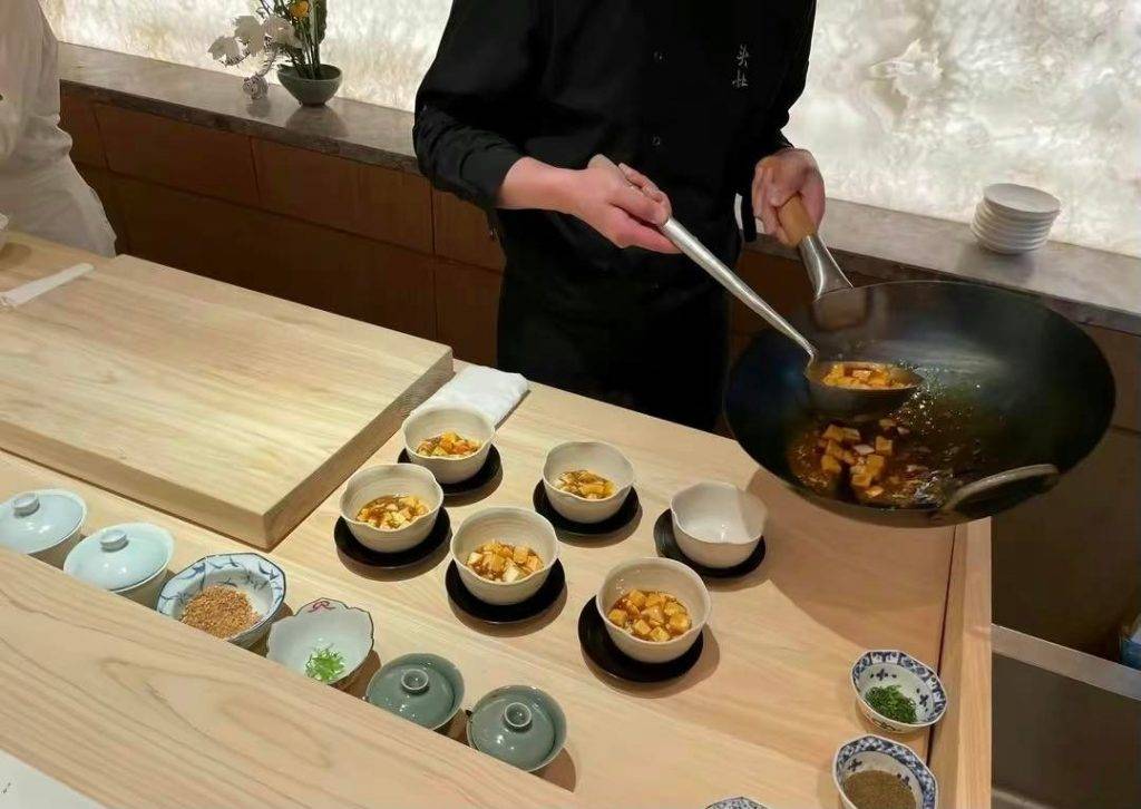 中菜Omakase 頭灶 師傅用大鑊煮完菜式後，會分到碗中，再送給客人。