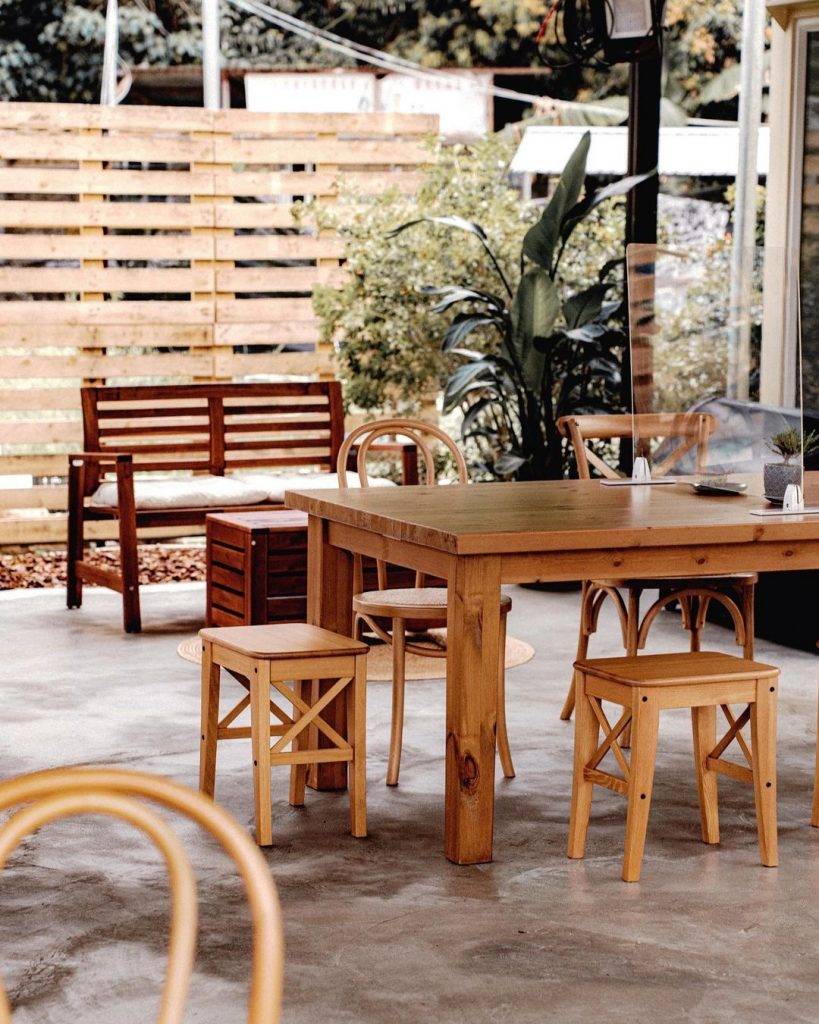 梅窩美食 咖啡店 Cafe另一邊有木製座位，十分舒服。