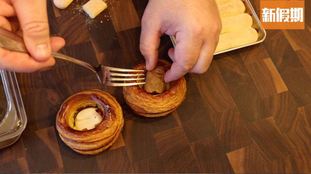bakehouse 於新鮮出爐的丹麥酥內放入沾滿咖啡的手指餅。