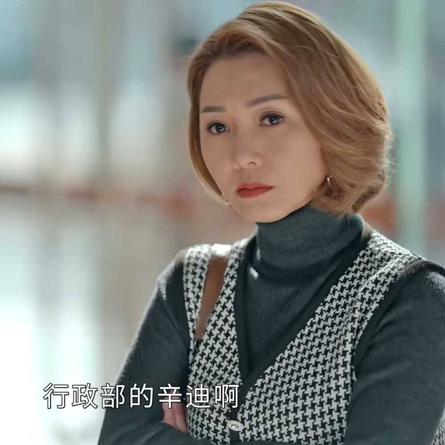  顏仟汶飾演李彩華的「芳姨」。