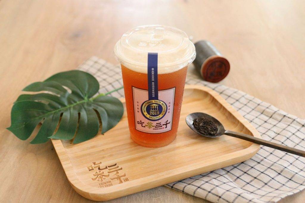 珍珠奶茶 凍頂烏龍  來自台灣鹿谷，三款深色茶之中是最濃味的一種，喝起上來有炭焙香氣，茶味香濃。