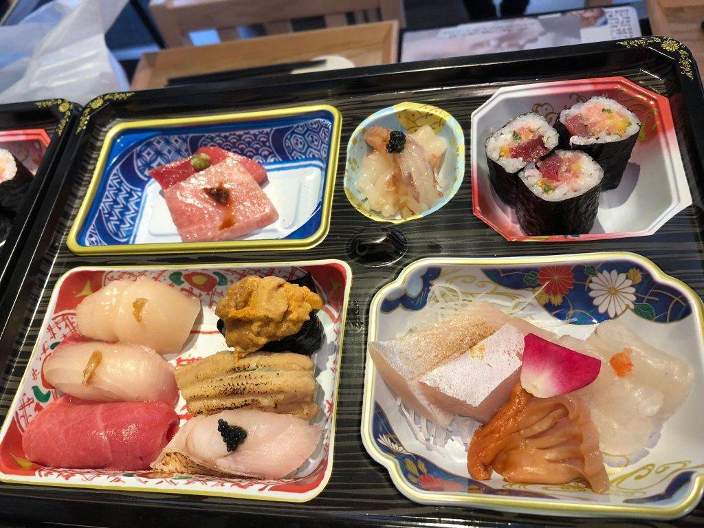 晴空 午市外賣Omakase $398 包括沙律、茶碗蒸、5道刺身、6件壽司、1本手卷和甜品，共15道菜。