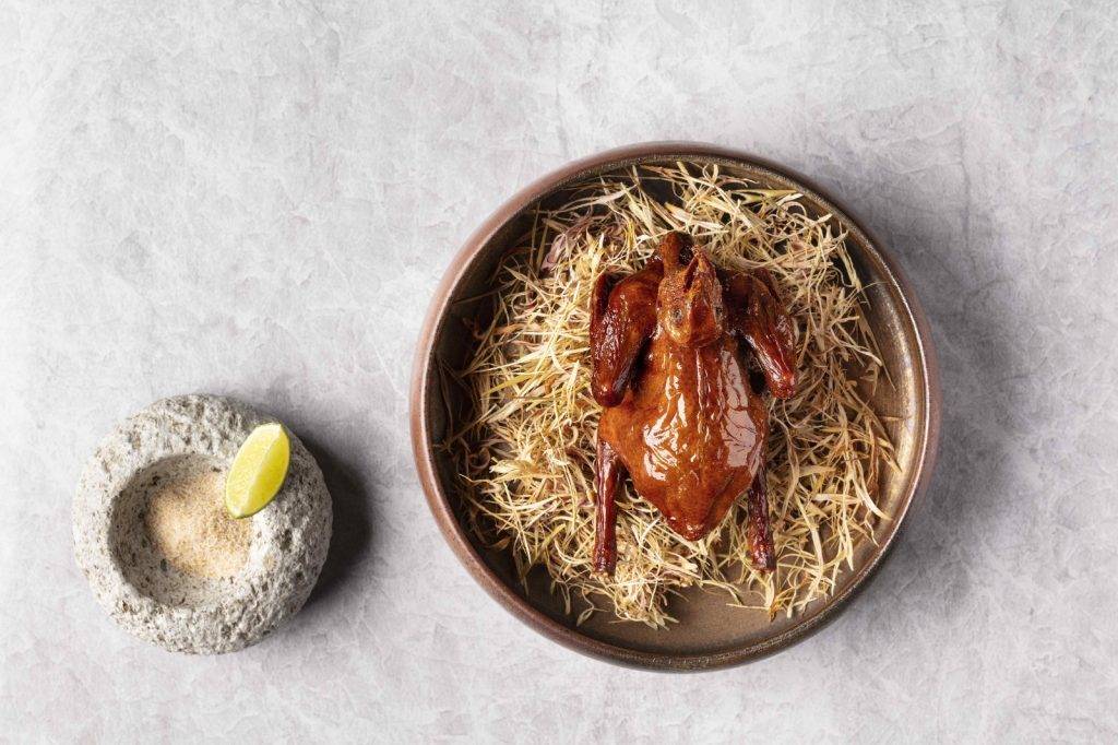 濠食濠玩 聞名遐邇的招牌菜式天頤香茅燒乳鴿是「天頤」必試的中式菜單！