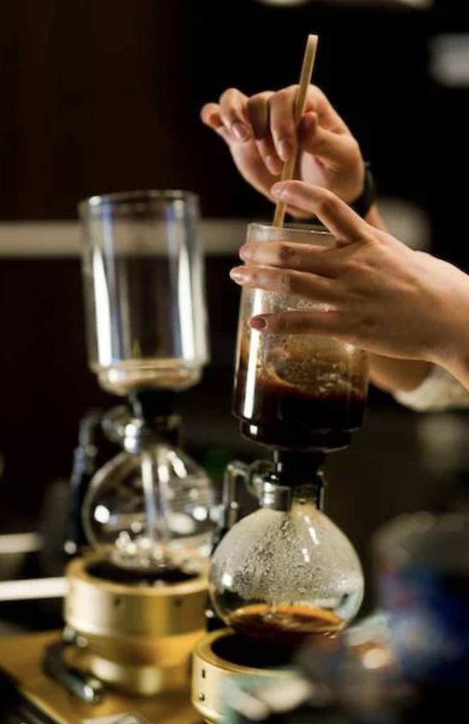 日本菜 日本菜推介｜Sonia Coffee最有名氣為虹吸咖啡，與其他咖啡沖煮方式相比，製作過程讓咖啡豆持續加熱及浸泡，更能引發出咖啡的濃厚味道。