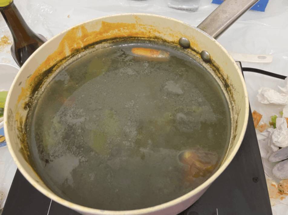 打邊爐 火鍋 花甲放到湯內煮，竟把番茄湯底染成黑色泥湯。
