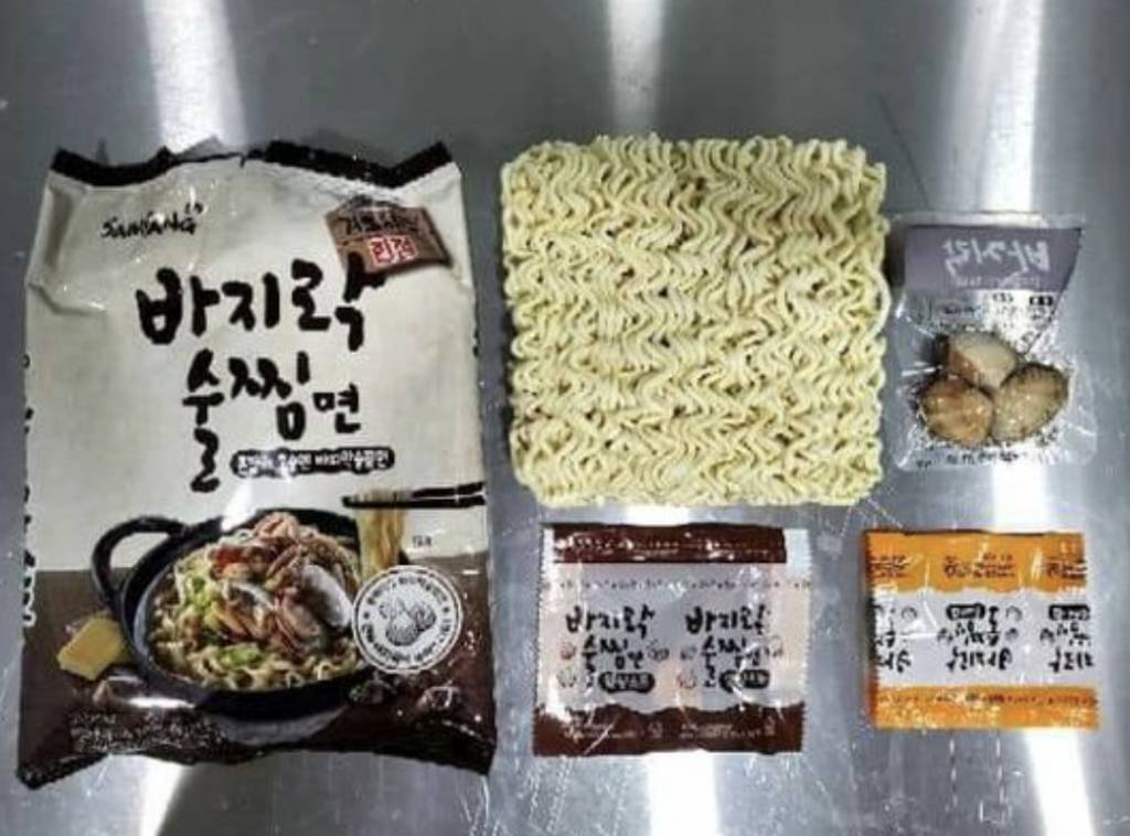 韓國公仔麵 可看到有3隻蜆肉附送。